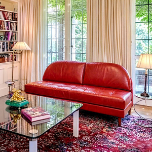 Sofá Chesterfield de Cuero Auténtico Vintage de Lujo, Sofá Minimalista Rojo de Estilo Moderno de Mediados de Siglo para Sala de Estar - Product Image 2