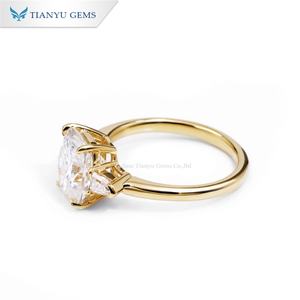 Tianyu Gems Bagues en or 14 carats personnalisées Coussins Moissanite Bague en diamant à trois pierres Fiançailles - Product Image 2