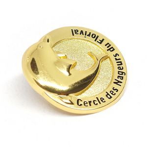 Pin de solapa de metal 3D dorado personalizado con esmalte suave, diseño de animales, eslogan, delfín, para eventos deportivos de natación, insignia, emblema, broche - Product Image 1
