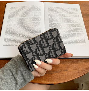 Portefeuille court en <span class=keywords><strong>PVC</strong></span> tendance avec fermeture éclair, <span class=keywords><strong>porte</strong></span>-monnaie, <span class=keywords><strong>porte</strong></span>-cartes, fermeture à bouton-pression, multi-fentes pour cartes d'identité et de crédit, pochette - Product Image 5