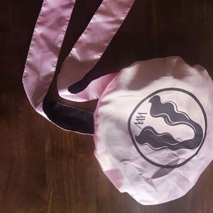 Bonnet de nuit long double couche pour femme avec logo personnalisé, en satin réversible avec bande à nouer - Product Image 4