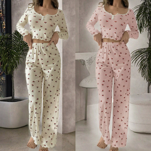 Conjunto Casual de 2 Piezas: Camiseta Suave de Invierno con Estampado Floral Pequeño y Ribete Ondulado, Cintura Elástica, y Pantalones Largos con Encaje en Contraste - Product Image 2