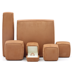 Ensemble complet de boîtes à bijoux haut de gamme faites à la main, enveloppées de tissu en velours brun fin, base rigide, coutures décoratives, bords arrondis, fermeture magnétique - Product Image 1