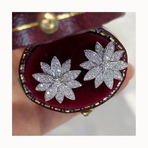 ต่างหูเพชรแท้ 0.68 กะรัต รูปดาวและกลีบดอกไม้ ทองคำแท้ 18k ยี่ห้อซินฟลาย - Product Image 1