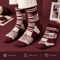Chaussettes d'événement fantaisie à motif géométrique mascotte, en coton et élasthanne, couleur bordeaux et crème, avec motif artistique répétitif tricoté