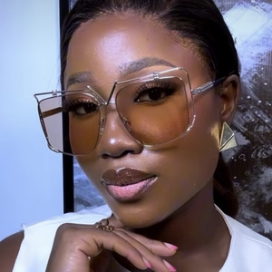 แว่นกันแดดแฟชั่นสไตล์อินเทอร์เน็ตเซเลบริตี้ยุโรปอเมริกันรุ่นใหม่ปี 2025 กรอบโลหะแบบโปร่งทรงไม่สมมาตรพร้อมเลนส์ป้องกันรังสียูวี 400 - Product Image 1