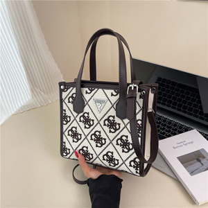 Nouveau <span class=keywords><strong>sac</strong></span> fourre-tout Guesses à bandoulière avec fermeture éclair, pliable et portable, doublure en polyester imperméable pour femmes - Product Image 2
