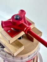 Automatische fruit- en groentesapcentrifuge van de fabrikant, met motor, sap-slag scheiding, houten uitvoering, eenvoudig te bedienen voor fruit.