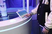 Nouvelle machine distributrice de boissons robotisée Braccio en métal avec système de paiement par carte de crédit, 12 types d'alcool, refroidissement par compresseur, 200-300