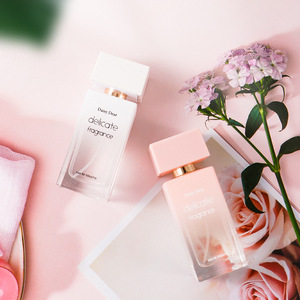 สเปรย์น้ำหอม Sweet Miss Fragrance Mist Style Lady Parfum กลิ่นหอมติดทนนาน สดชื่น เบาสบาย กลิ่นดอกไม้และผลไม้ คลาสสิก - Product Image 5