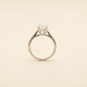 Anillo de compromiso con diamante de laboratorio de corte redondo EVVS de 2.57 ct, con oro macizo de 14K/18K y banda pavé de cuatro puntas - Product Image 3