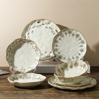 Assiettes en grès japonais rustique moucheté, bord ondulé irrégulier, motif poissons et pissenlits, vaisselle en céramique pour la restauration en gros