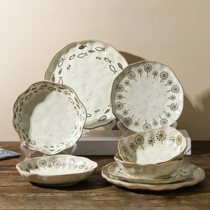 Assiettes en grès japonais rustique moucheté, bord ondulé irrégulier, motif poissons et pissenlits, vaisselle en céramique pour la restauration en gros - Product Image 1