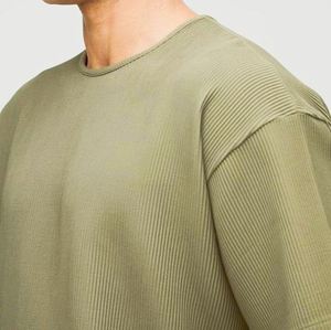 ชุดออกกำลังกายแบบกำหนดเอง เสื้อยืดโอเวอร์ไซส์จีบสีเขียวมะกอกหลากสี และกางเกงขาสั้นทรงหลวมความยาวปานกลาง - Product Image 3