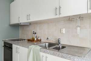 Plan de travail en bois MFC sur mesure, armoire de cuisine intégrée, comptoir en marbre, cuisinière, rangement, évier de piscine - Product Image 5