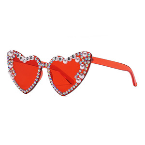 Gafas Dilisha, gafas de sol con forma de corazón y perlas, montura negra UV400, accesorios de moda para mujer para fiestas y bodas B3022 - Product Image 5