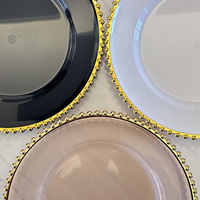 Assiettes de présentation en plastique PS dorées perlées de 13 pouces, transparentes avec bord doré, pour décoration de table de mariage – Vente directe usine à prix abordable
