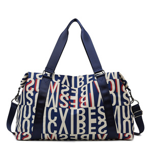 Patrón de letras Impresión personalizada completa Gran capacidad Impermeable Seco Húmedo Weekender <span class=keywords><strong>Duffel</strong></span> Bolsa de viaje para gimnasio con funda para equipaje - Product Image 1