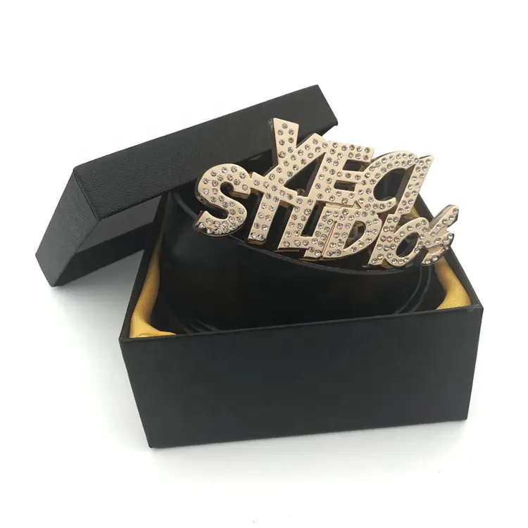Hebilla de Pin de aleación de fundición de alta calidad, logotipo de letra dorada, diseño de marca personalizado, con diamantes de imitación