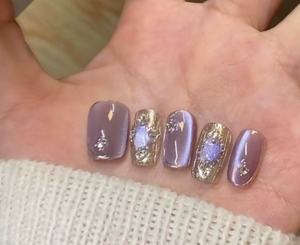 Uñas postizas moradas hechas a mano de alta calidad con efecto ojo de gato en gel satinado, desmontables. - Product Image 2