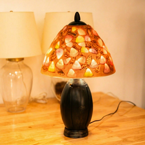 Lámpara de Mesa Decorativa Estilo Costero, Pintada a Mano, con Patrón de Conchas Multicolores, Pantalla de Vidrio, Base de Madera, E27 LED 2700K, Luz Cálida, para Hotel - Product Image 1