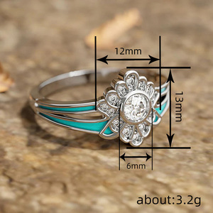 Anello Vintage Floreale con Margherite Smaltate per Donna, Delicata Fascia con Micro Incastonature di Zirconi - Product Image 3