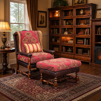 Ensemble fauteuil à dossier haut et ottoman traditionnels avec tissu damassé, cuir vieilli, garniture à clous et pieds en bois foncé tournés à la main