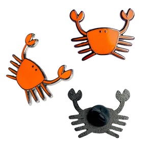 Épinglette en métal plaqué or moderne, motif crabe rouge émaillé, thème vie marine et créatures d'aquarium, personnalisable avec logo, cadeau artisanal, fabrication usine avec 20 ans d'expérience - Product Image 1
