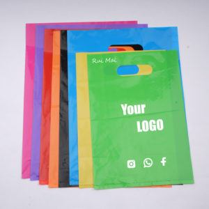 Sacs d'emballage en plastique noir avec poignée découpée, imprimés avec un logo personnalisé, pour les boutiques de vente au détail - Product Image 1