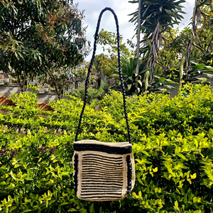 Petit sac bandoulière en raphia crocheté avec sangle en raphia tressé - Fermeture à bouton magnétique - Doublure en lin - Sangle simple bicolore rayée - Product Image 1