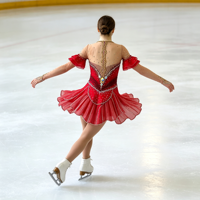 Robe de patinage artistique rouge à épaules dénudées et manches à volants, costume en maille orné de strass pour enfants et adultes, pour compétition et spectacle sur glace