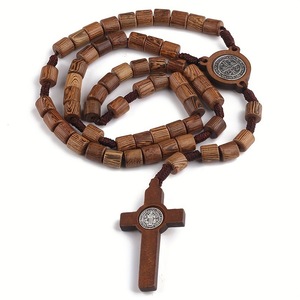 Colar de Rosário com Cruz de Madeira Natural e Cordão Marrom com Contas de Oração Feitas à Mão - Product Image 5