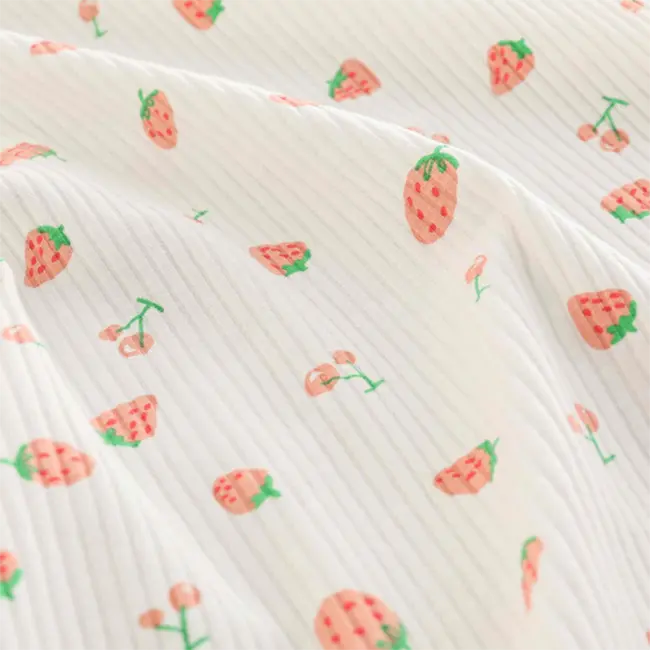 Tissu côtelé large en tissu extensible à motif fraise pour coudre des vêtements de bébé et des robes de fille