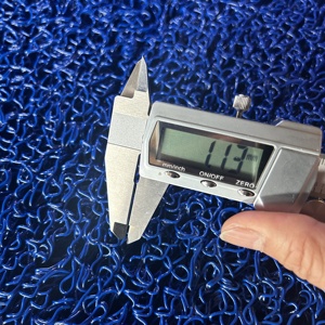 Alfombra de PVC tipo espagueti Nomad Miner Moss de 12 mm y 15 mm, rollo de 3 m con base firme - Product Image 1