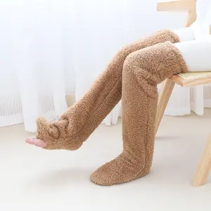 Calzini lunghi caldi in peluche da interno sfocati sopra il ginocchio scaldamuscoli invernali pantofole da calzino accogliente calza alta alla coscia