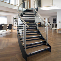 Escalier demi-cercle avec bande de roulement en bois, armature turque, escalier incurvé sur place