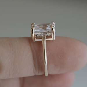 Anello classico con pietra quadrata a quattro punte per donna, design intarsiato in tonalità rosa, gioielli eleganti e alla moda - Product Image 5