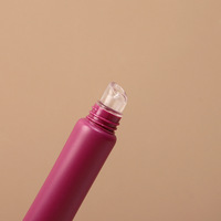 Fabricant de tubes cosmétiques pour gloss à lèvres avec tête de massage en silicone et extrudeur, personnalisable pour les produits de soin de la peau.