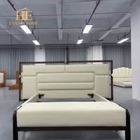 Meubles de chambre à coucher de luxe, lit en tissu ou en cuir avec tête de lit en métal et base inférieure en métal
