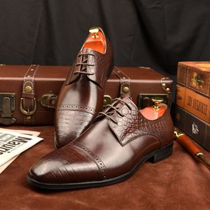 Conception luxueuse à bout pointu en relief sur mesure pour les chaussures en cuir pour hommes d'affaires formelles et décontractées - Product Image 5