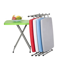 Table pliante en plastique blanche réglable en hauteur pour l'intérieur et l'extérieur sur 4 niveaux de hauteur Plateau TV léger pour le dîner