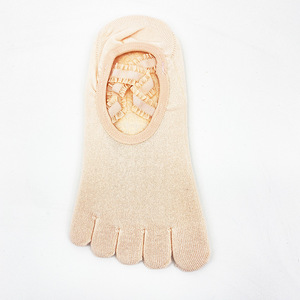 Chaussettes à cinq doigts haute performance pour femmes, tissu respirant, bordure en dentelle et grip en silicone sur toute la semelle pour les modes de vie actifs - Product Image 6