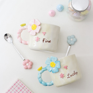 Mug à eau en céramique peint à la main, design floral rose, avec poignée et cuillère, pour la maison - Product Image 1