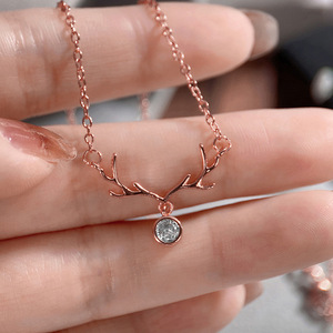 Collana Minimalista con Pendente a Corna di Cervo, Catena a O, Gioielli Eleganti da Donna per Natale - Product Image 4