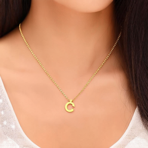 Collier Pendentif Tendance en Acier Inoxydable 316L Plaqué Or PVD, Résistant et Durable, avec Breloque Initiale C - Product Image 3