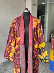 เสื้อคลุมกันธาสีแดงดำลายดอกไม้พิมพ์ลายสไตล์โบฮีเมียน แขนยาว คอจีน ผ้าโพลีเอสเตอร์ทอ ระบายอากาศได้ดี - Product Image 6