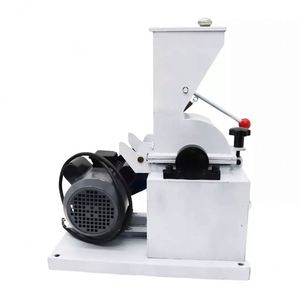 Concasseur à marteaux compact 220V 100-200kg/h avec tamis 3/6/10mm pour matériaux PP/PE/PVC et charbon, garantie 4 ans - Product Image 3
