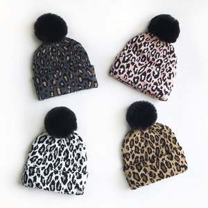 Gorros de Invierno Tejidos para Mujer, Niña y Bebé, con Estampado de Leopardo y Pompones, Color Negro, Cálidos para Otoño e Invierno - Product Image 2