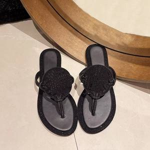Chanclas De Piel De Marca con Tira de Pedrería Sandalias Estilo Europeo para Mujer Pantuflas Planas de Verano para Playa Zapatillas Cómodas - Product Image 5