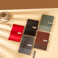 Carnet de planification A5 bicolore, motif bois vertical, base gris uni, fermeture magnétique en métal pour la planification quotidienne